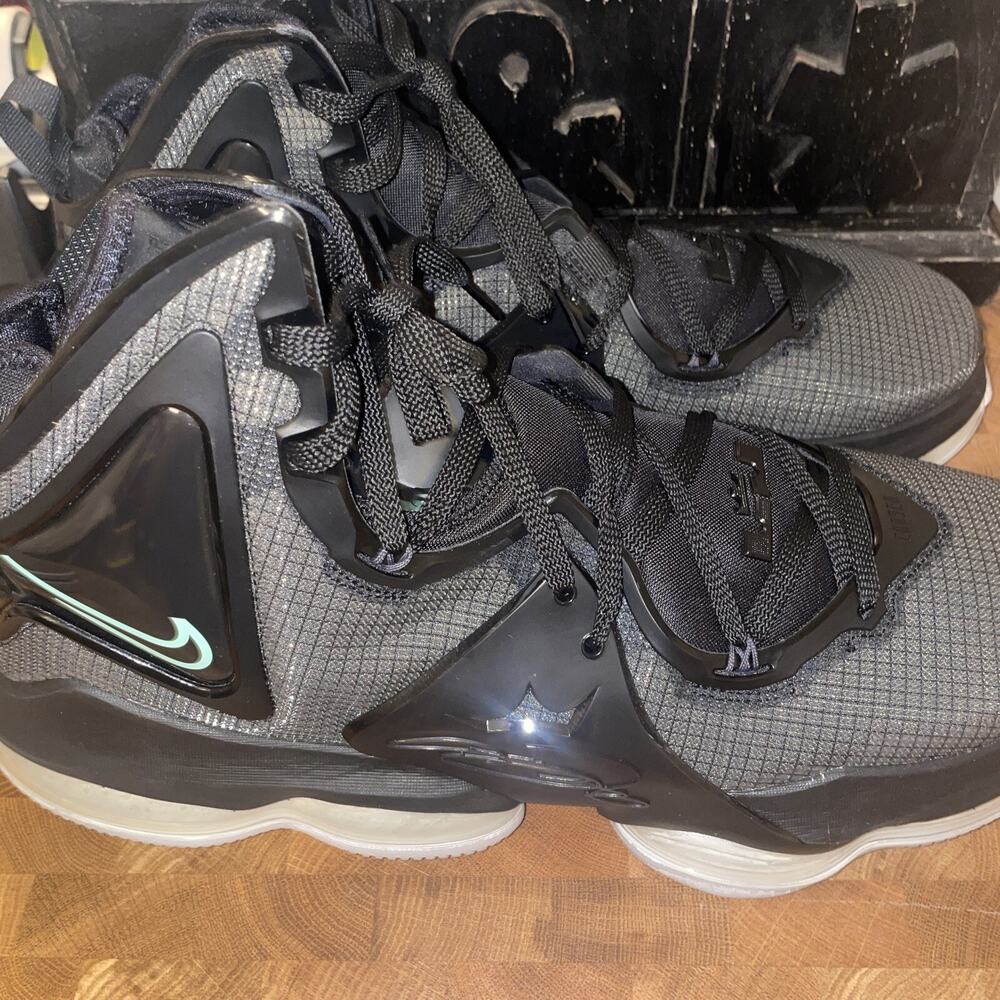 Nike Men's LeBron 19 Black Green Glow 2022 size 17